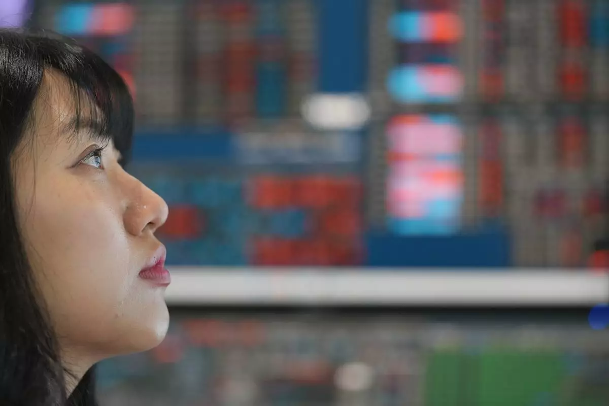 2026年5月15日周五，南韓首爾韓亞銀行交易室內，一名交易員正觀看電腦屏幕。(美聯社圖片/Lee Jin-man) AP圖片