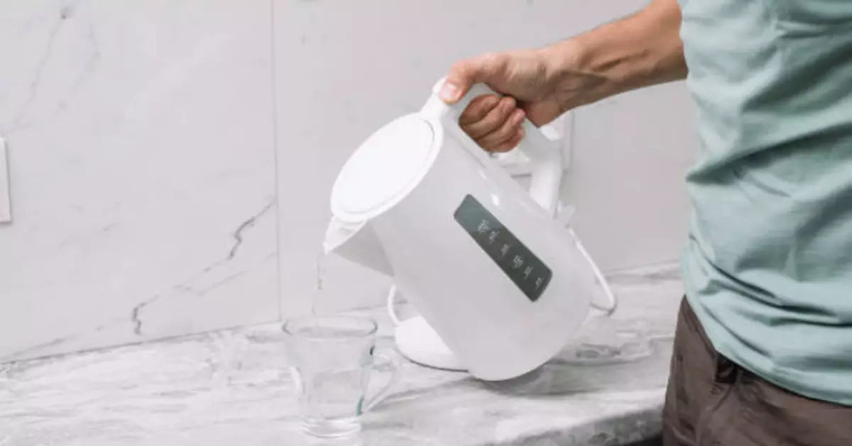 塑膠電熱水壺煮水或釋大量微粒 研究：一杯水恐含近30億顆奈米塑膠微粒