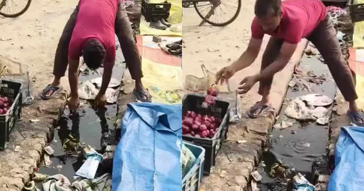 水質混濁發綠漂滿垃圾 印度小販溝渠洗水果再出售惹食安憂慮