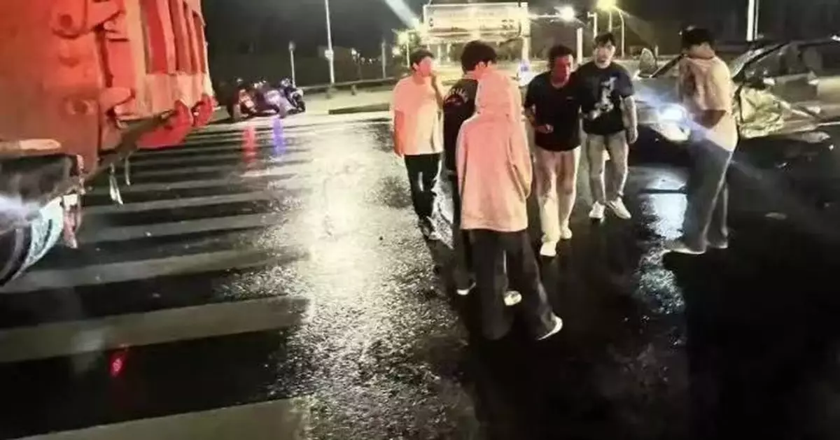 小車被撞至變形冒煙 內地3名學生深夜路經車禍現場踹車門救出被困2人