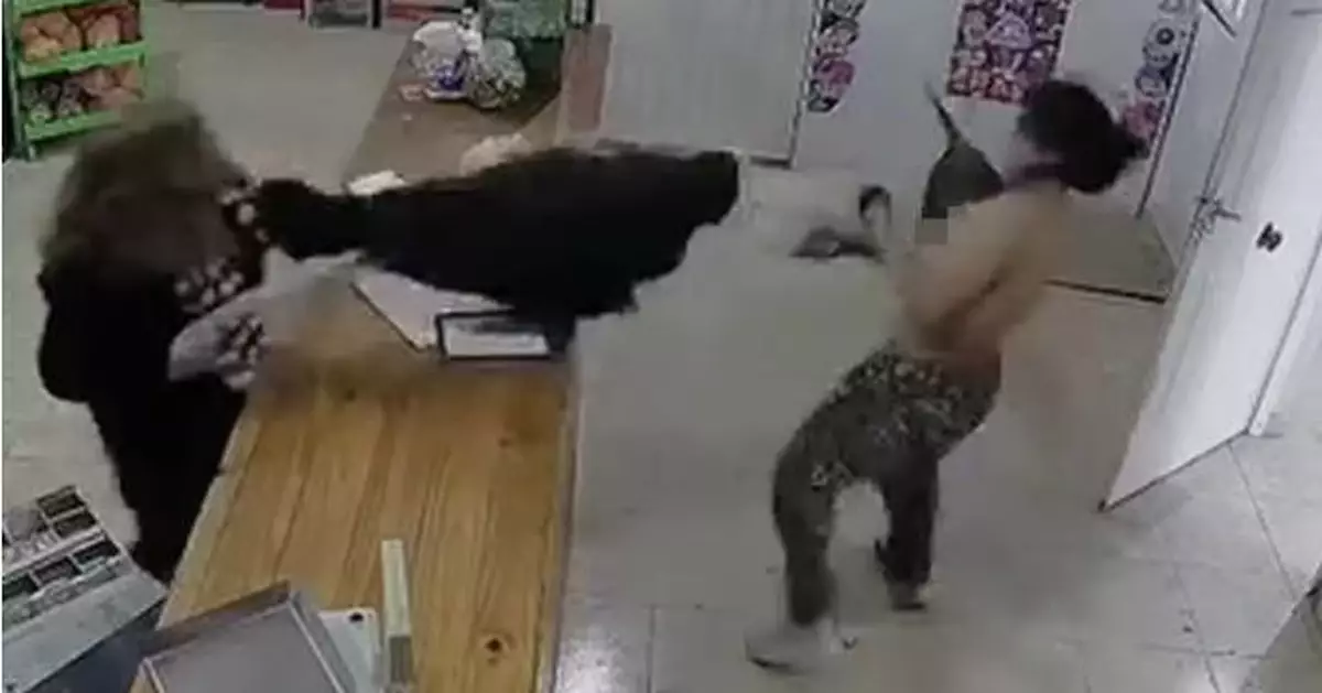 闖雜貨店搶劫遭店主扯落上衣狼狽逃走 阿根廷女搶匪2小時後折返恐嚇刪監控片