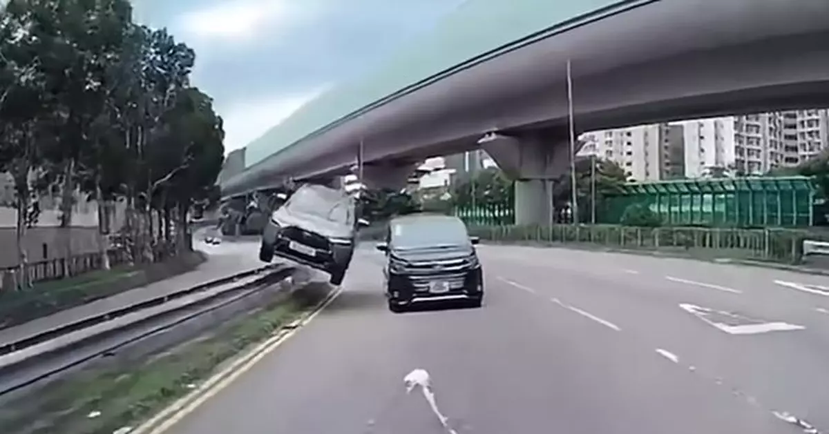 馬鞍山SUV剷壆凌空飛撞七人車 網民：以為拍緊戲