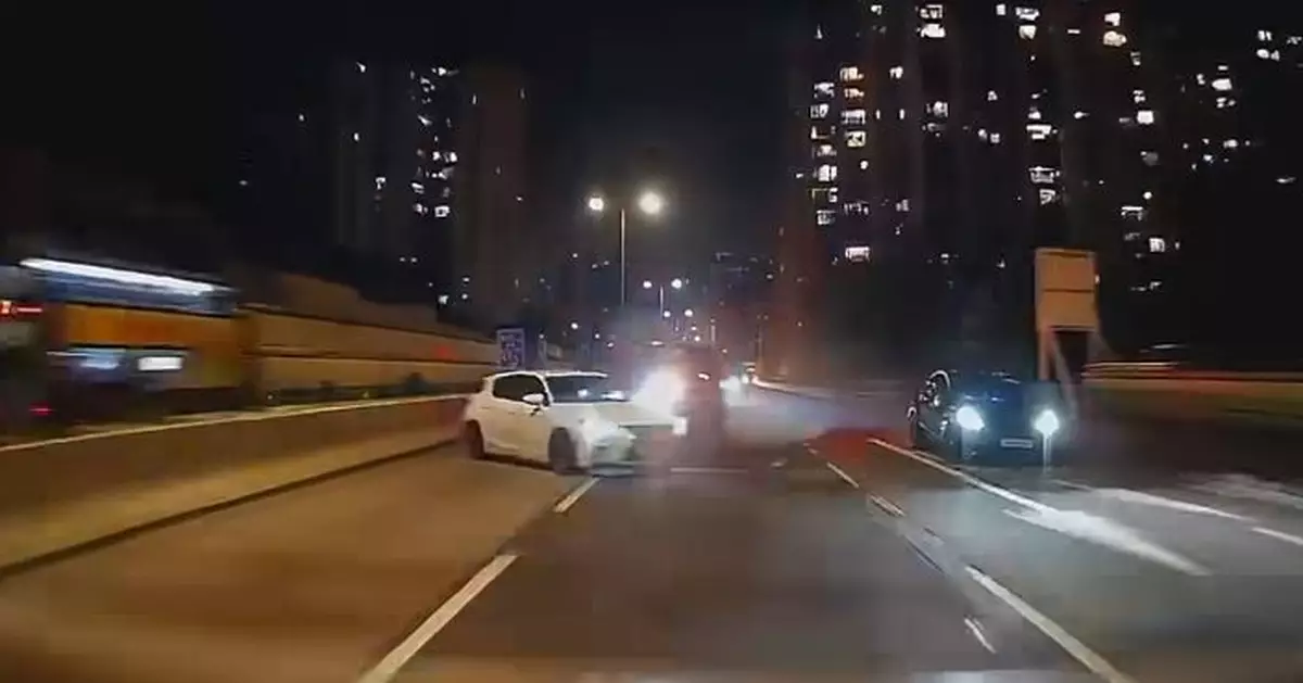 美孚客Van疑失控連撼兩車 網民：好似拍戲咁