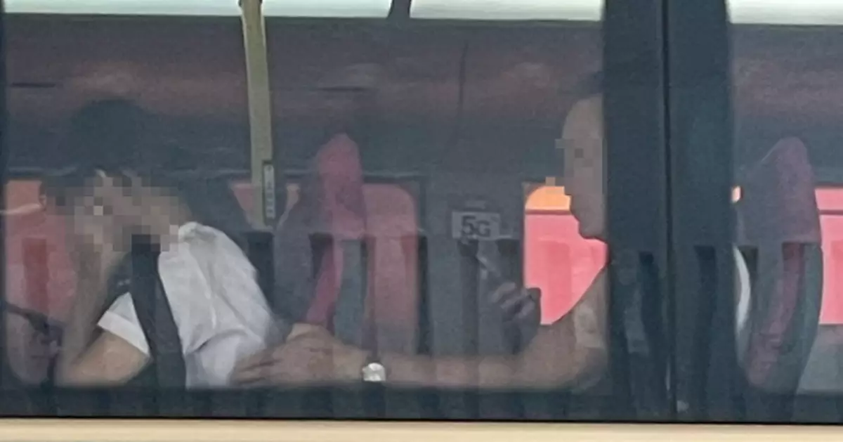 網上流傳男子疑巴士伸手非禮前座女子片段 九巴指非常關注稱正配合警方調查