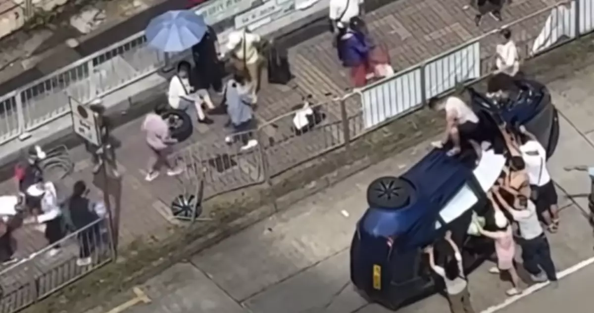 大埔南運路私家車撞欄翻側　女途人遭波及受傷