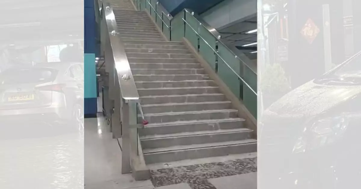 黑雨下港鐵大圍站樓梯變瀑布