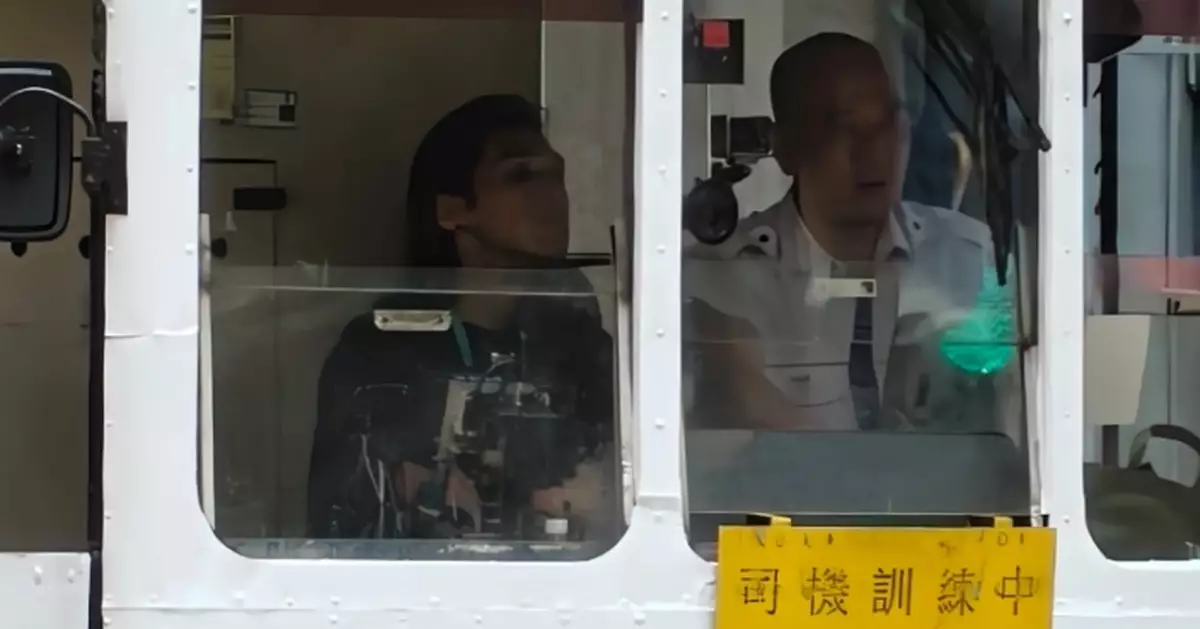 「牌王」愛駕車擁多年交通工具牌照 黃又南受訓成電車司機：拍戲先係正職
