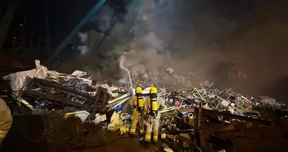 新油麻地避風塘有躉船起火　強烈燒焦味捲至九龍多區