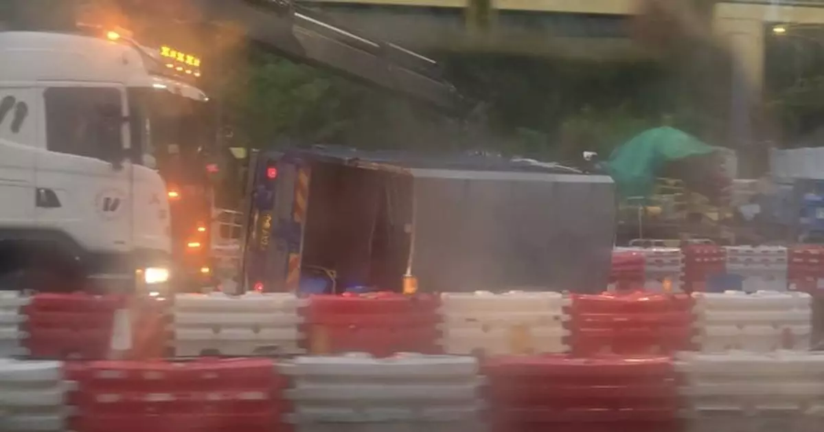 粉嶺公路有貨車翻側 無人受傷