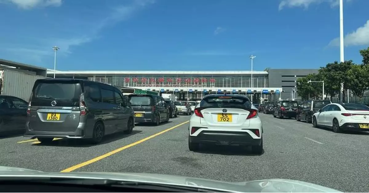港珠澳大橋往港澳方向現「極度高峰」　車龍逾500米候檢至少40分鐘