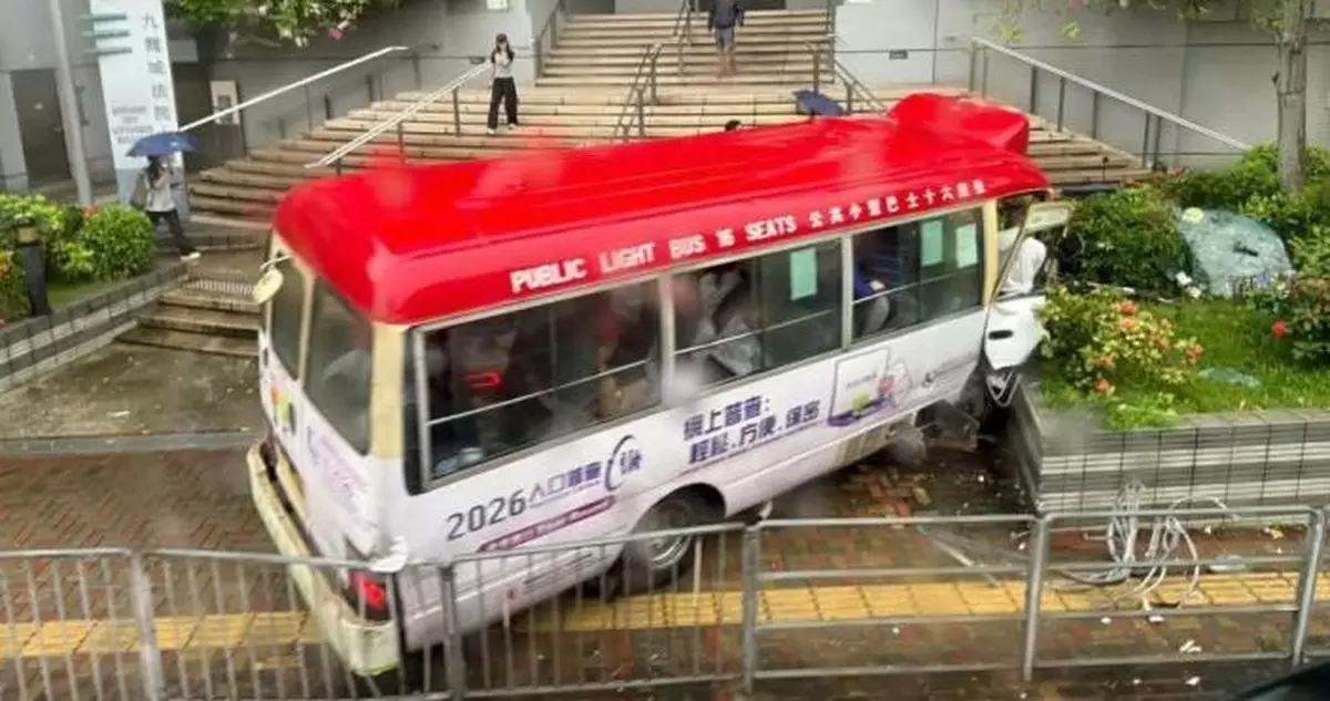 九龍城法院外紅Van剷上行人路一死16傷 小巴司機被捕