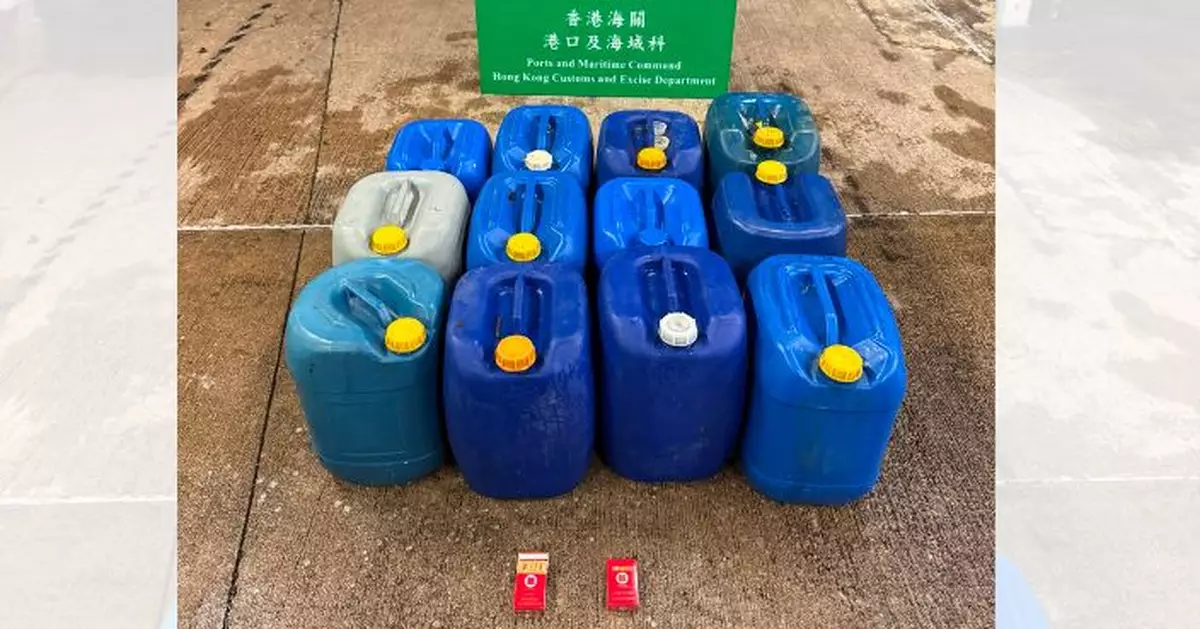 長洲以南海面快艇藏走私電油香煙 海關拘49歲男子