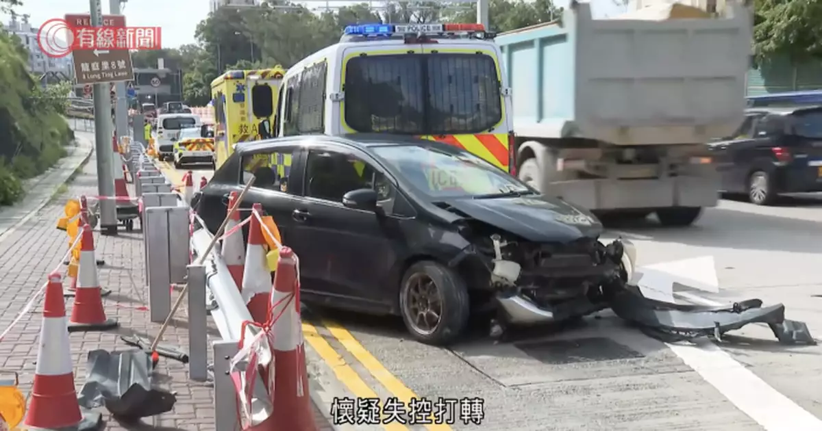 龍翔道私家車失控撼石壆再反彈撞警車　警員及司機俱傷送院