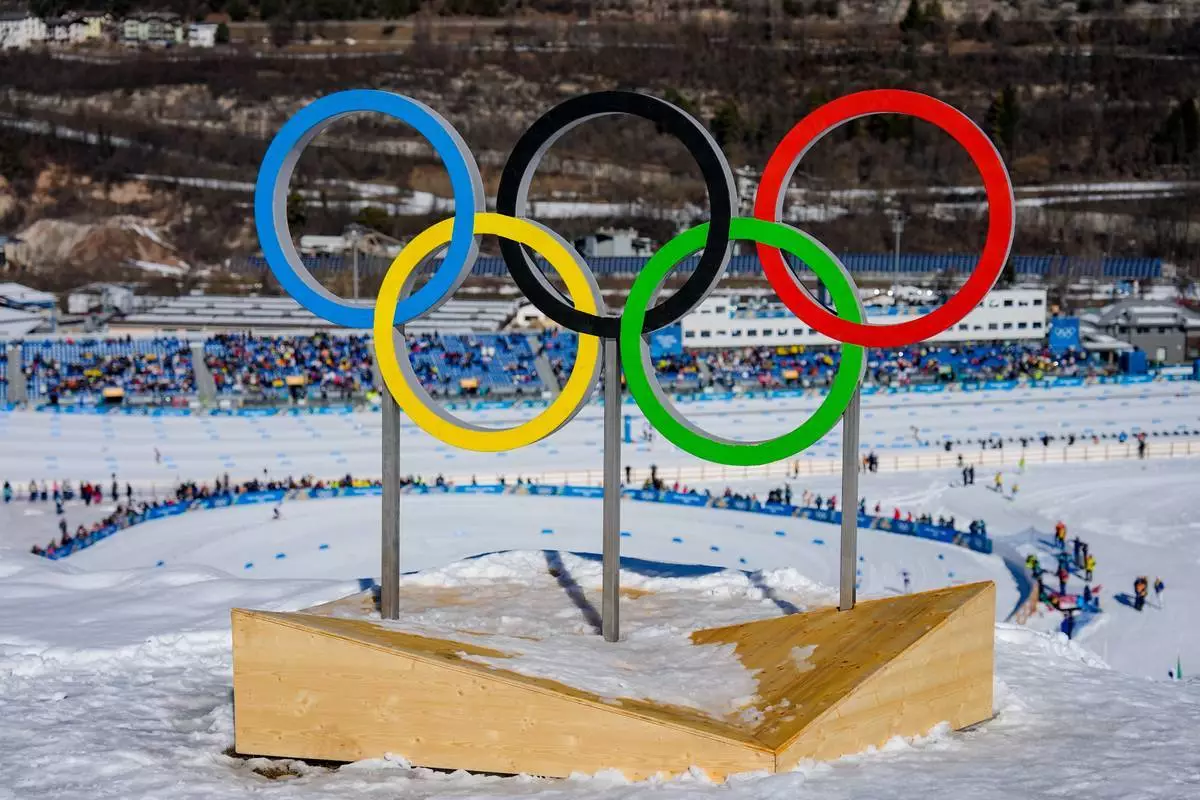 檔案圖片：2026年2月22日，意大利泰塞羅，冬季奧運會越野滑雪女子50公里集體出發傳統賽期間，奧運五環矗立在賽道上方。(美聯社圖片/Matthias Schrader，檔案圖片) AP圖片