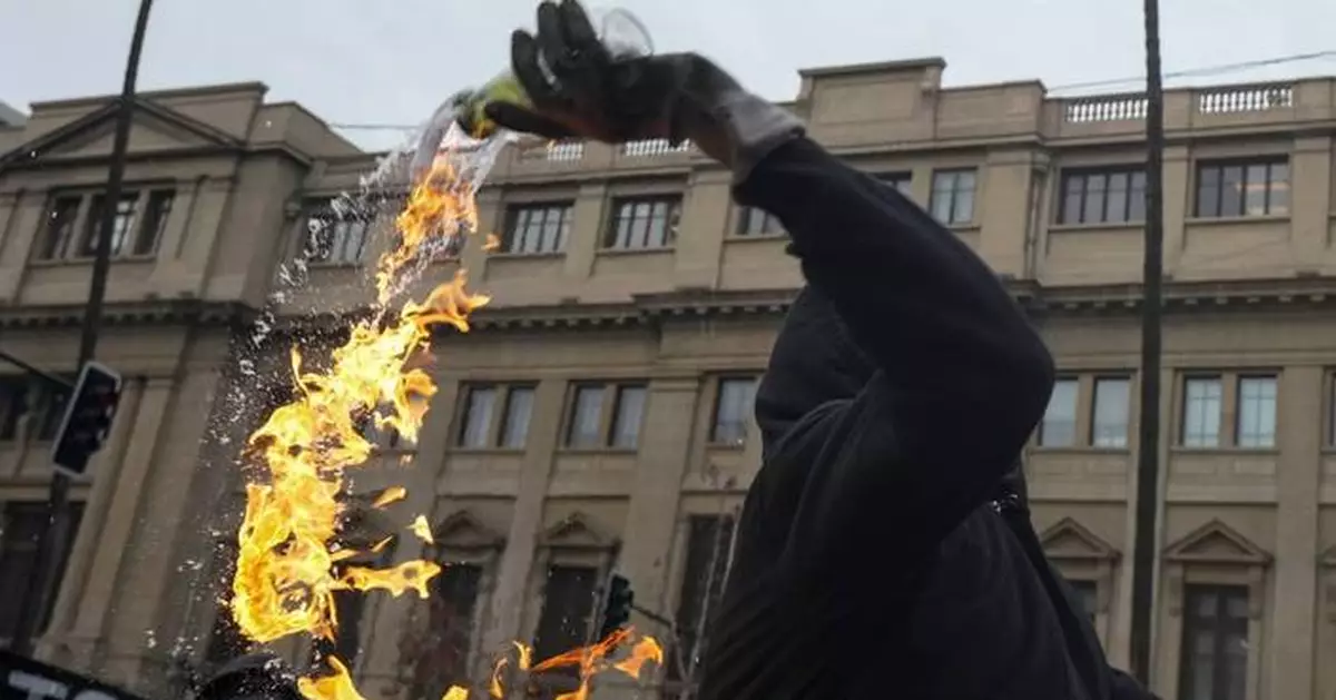 智利首都爆示威衝突 總統卡斯特削減教育開支惹不滿