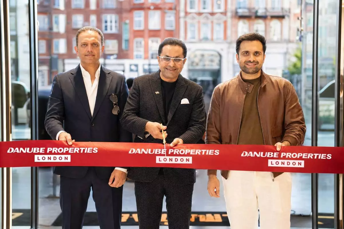 Danube Group 業務發展主管 Atif Farid、創辦人兼主席 Rizwan Sajan，以及董事總經理 Adel Sajan，出席 Danube Properties 倫敦市中心新銷售辦事處開幕禮。(圖片：AETOSWire) AP圖片