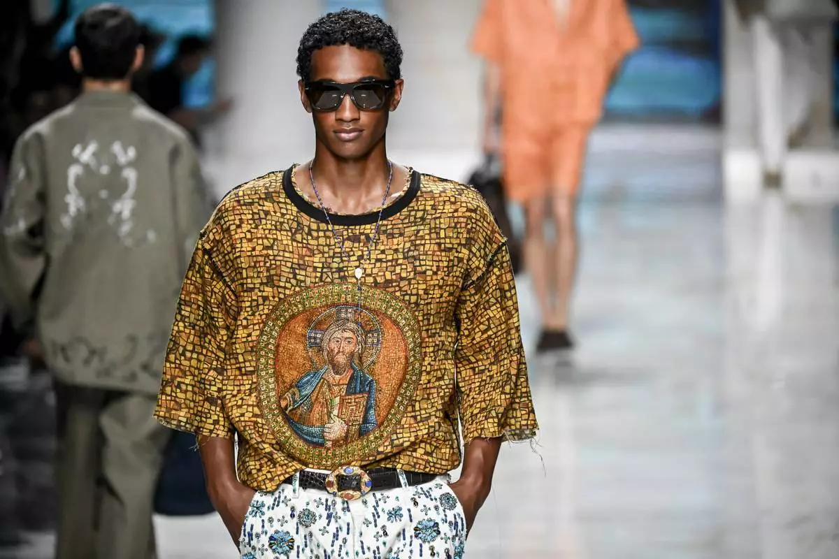 模特兒展示Dolce & Gabbana 2027春夏男裝系列作品，該系列於2026年6月20日周六在意大利米蘭發布。(美聯社圖片/Nicola Marfisi) AP圖片