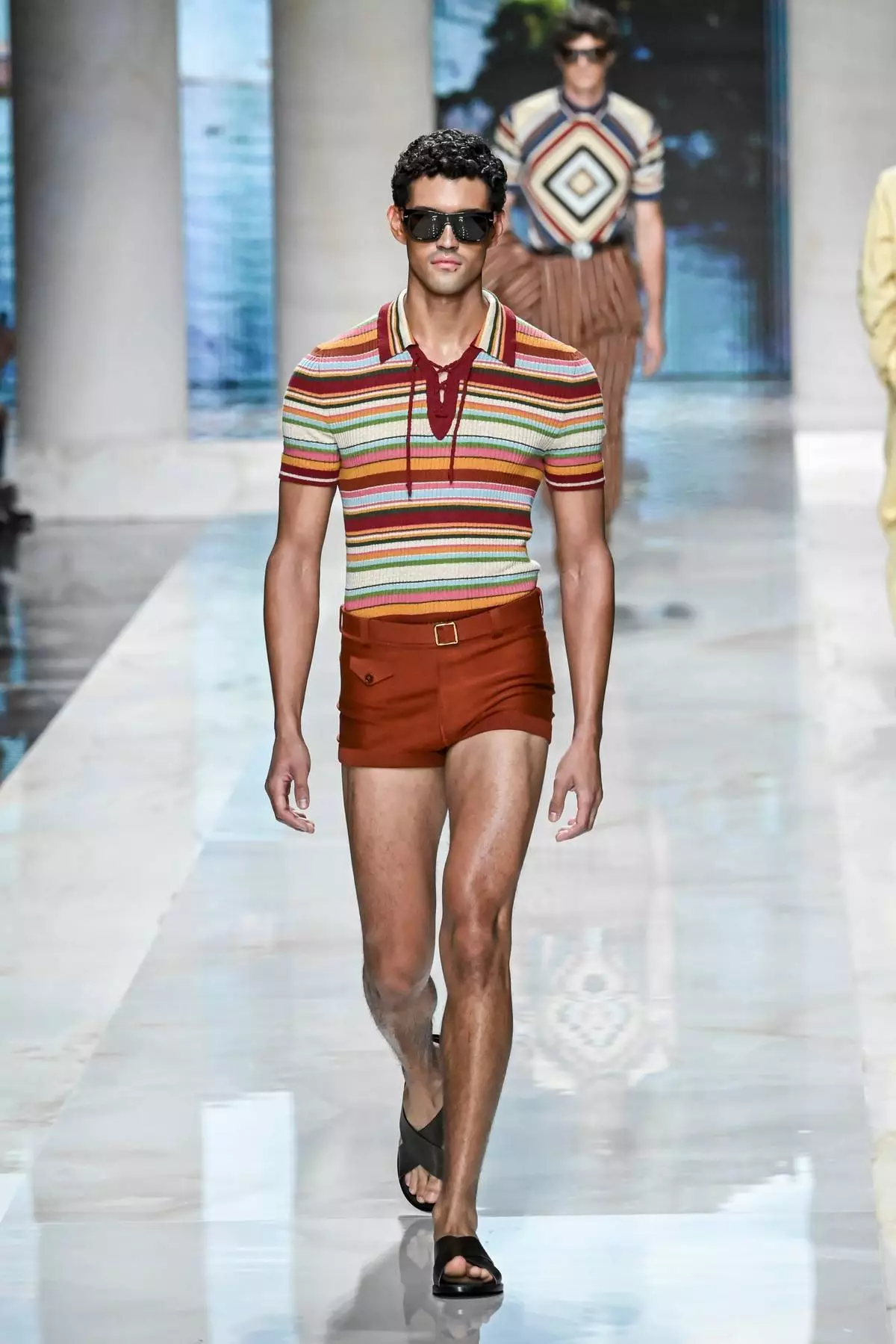 模特兒展示Dolce & Gabbana 2027春夏男裝系列作品，該系列於2026年6月20日周六在意大利米蘭發布。(美聯社圖片/Nicola Marfisi) AP圖片
