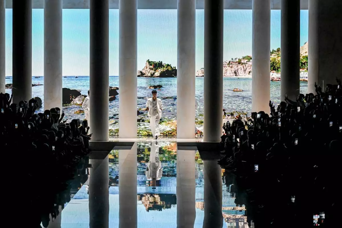 模特兒展示Dolce & Gabbana 2027春夏男裝系列作品，該系列於2026年6月20日周六在意大利米蘭發布。(美聯社圖片/Nicola Marfisi) AP圖片