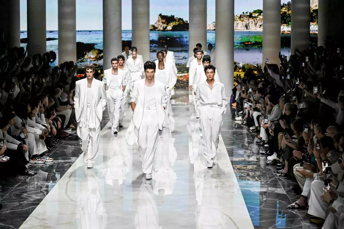 模特兒展示Dolce & Gabbana 2027春夏男裝系列作品，該系列於2026年6月20日周六在意大利米蘭發布。(美聯社圖片/Nicola Marfisi) AP圖片