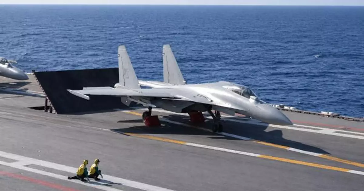 遼寧艦全換殲-15T　聯同兩棲艦西太演練登陸　甲板現神秘輪胎印疑殲-35進駐