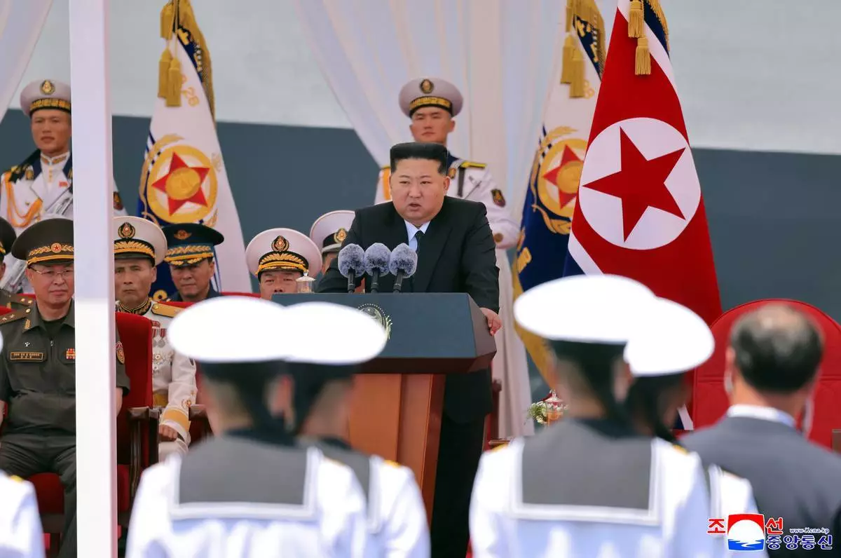 (美聯社圖片/朝鮮中央通訊社/Korea News Service) 朝鮮政府於2026年6月24日周三提供的照片顯示，北韓領袖金正恩（中）於2026年6月23日周二在南浦港的崔賢號驅逐艦服役儀式上發言。獨立記者未能獲准採訪這張由北韓政府發布的圖片所描繪的事件。此圖片內容由來源提供，無法獨立核實。圖片上的韓文水印顯示「KCNA」，即朝鮮中央通訊社的縮寫。 AP圖片