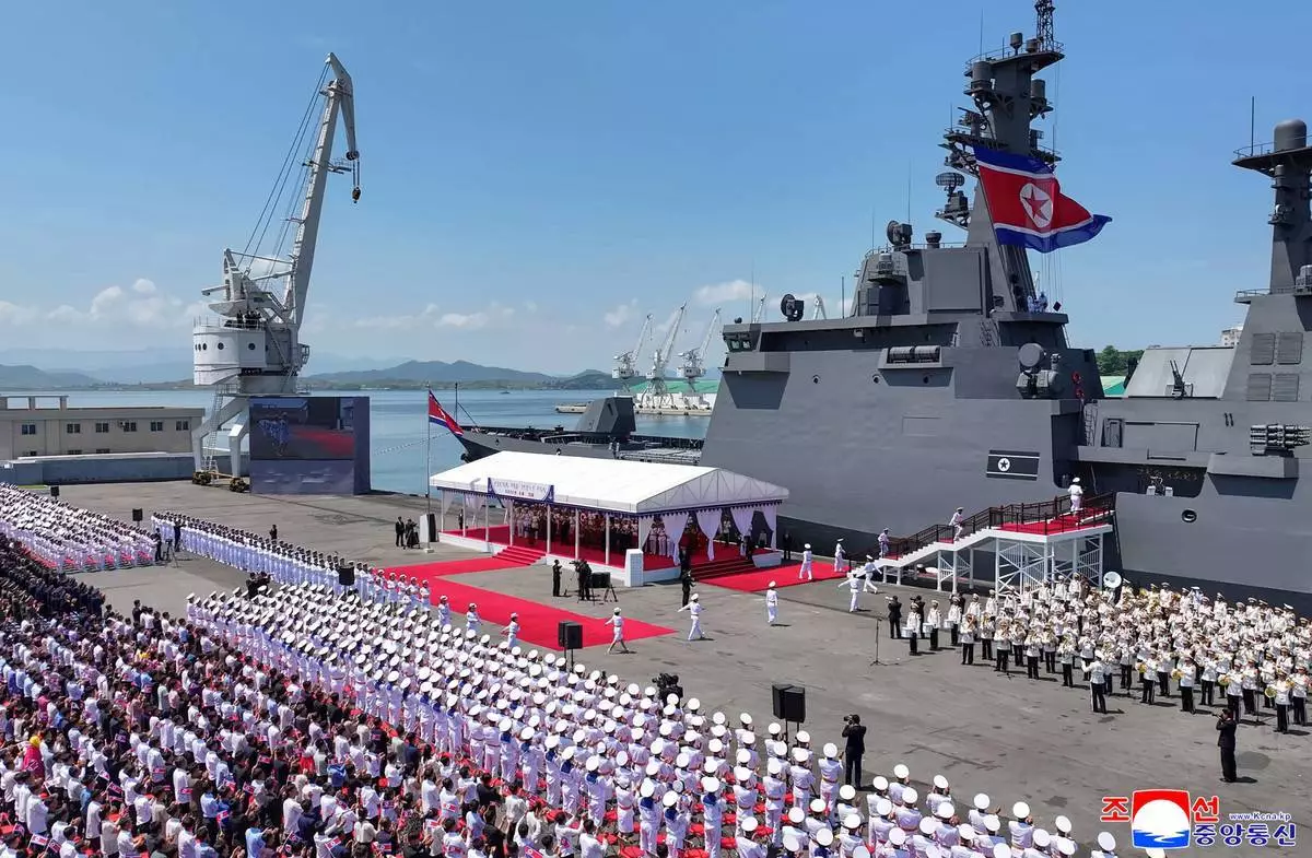 (美聯社圖片/朝鮮中央通訊社/Korea News Service) 朝鮮政府於2026年6月24日周三提供的照片顯示，北韓崔賢號驅逐艦的服役儀式於2026年6月23日周二在北韓南浦港舉行。獨立記者未能獲准採訪這張由北韓政府發布的圖片所描繪的事件。此圖片內容由來源提供，無法獨立核實。圖片上的韓文水印顯示「KCNA」，即朝鮮中央通訊社的縮寫。 AP圖片