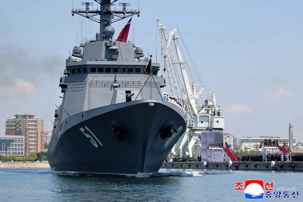 (美聯社圖片/朝鮮中央通訊社/Korea News Service) 朝鮮政府於2026年6月24日周三提供的照片顯示，北韓崔賢號驅逐艦於2026年6月23日周二在南浦舉行服役儀式後駛離港口。獨立記者未能獲准採訪這張由北韓政府發布的圖片所描繪的事件。此圖片內容由來源提供，無法獨立核實。圖片上的韓文水印顯示「KCNA」，即朝鮮中央通訊社的縮寫。 AP圖片