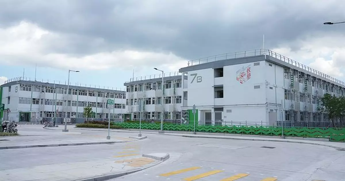 夏寶龍探訪簡約公屋居民 男住戶感開心：入住後居住環境改善