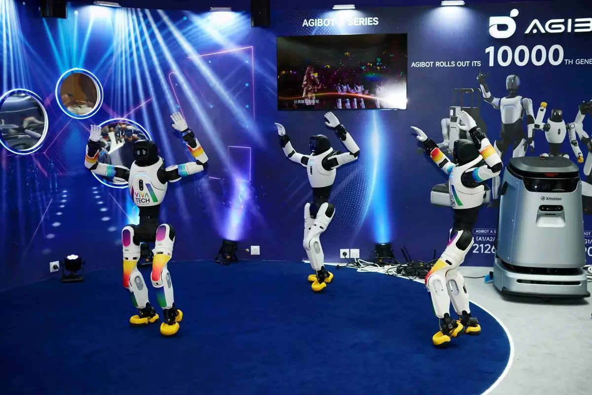AGIBOT 機械人在 VivaTech 2026 同步跳舞 AP圖片