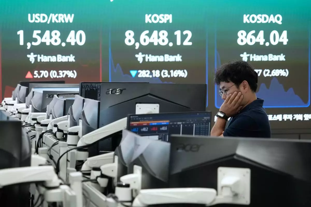 南韓首爾，韓亞銀行總部外匯交易室內，交易員在顯示首爾綜合股價指數（KOSPI）及美元兌南韓圜匯率的屏幕附近工作，周五（2026年6月26日）。 (美聯社圖片/Ahn Young-joon) AP圖片