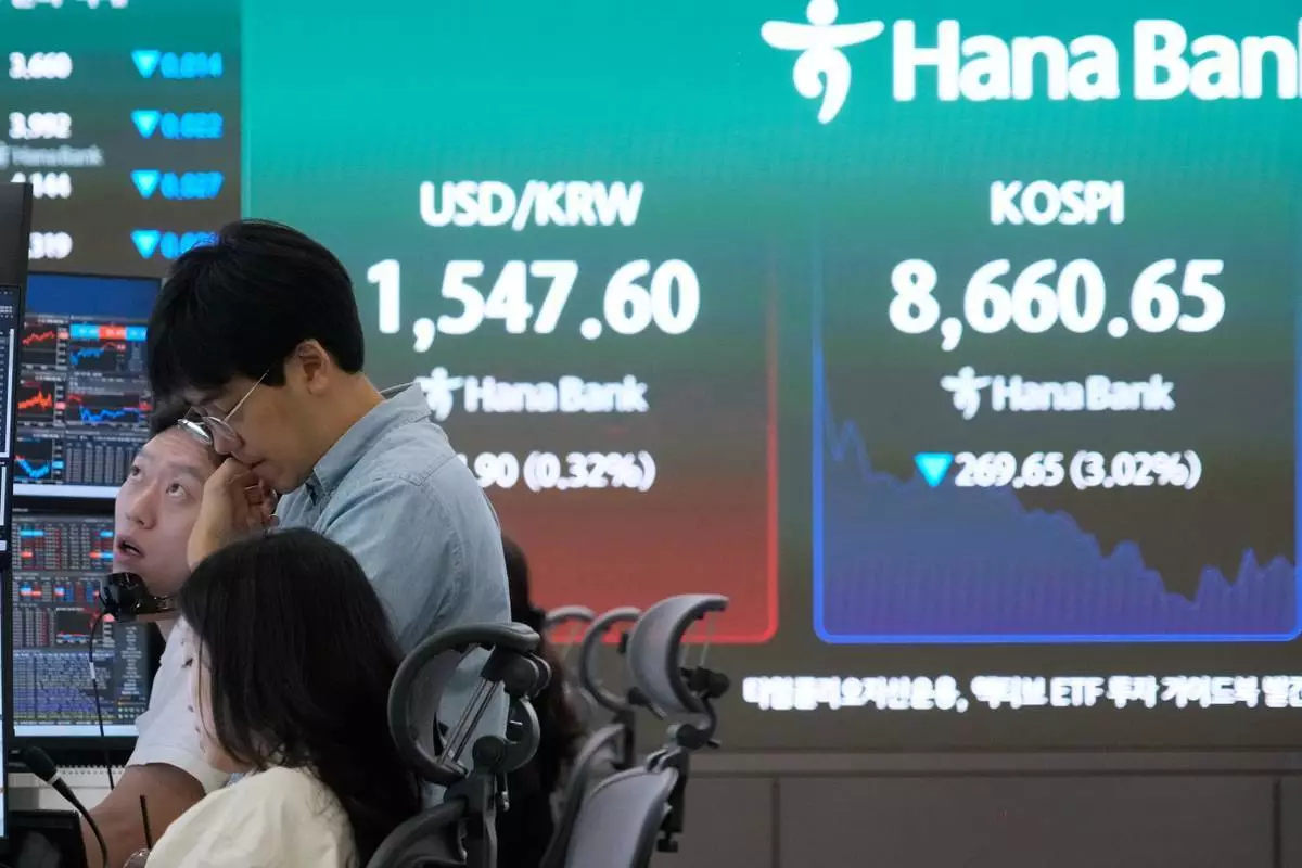 南韓首爾，韓亞銀行總部外匯交易室內，交易員在顯示首爾綜合股價指數（KOSPI）及美元兌南韓圜匯率的屏幕附近工作，周五（2026年6月26日）。 (美聯社圖片/Ahn Young-joon) AP圖片