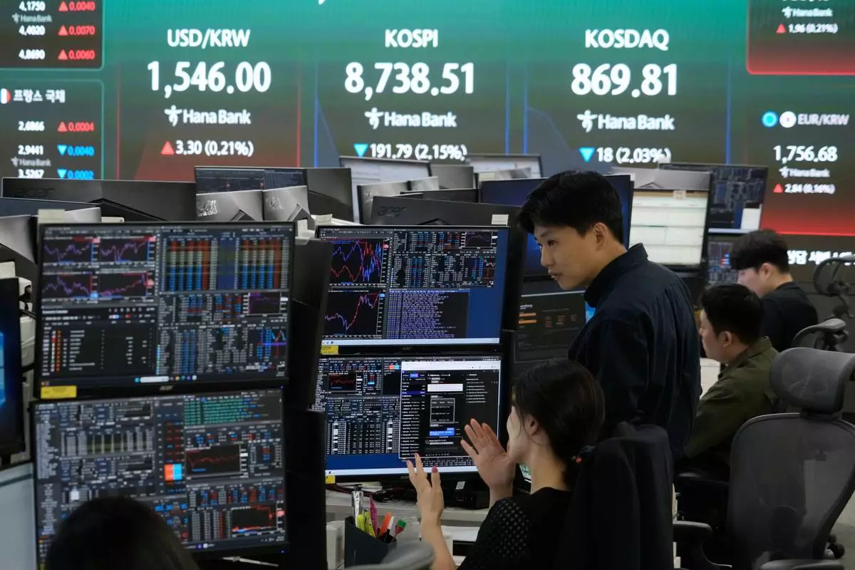 南韓首爾，韓亞銀行總部外匯交易室內，交易員在顯示首爾綜合股價指數（KOSPI）及美元兌南韓圜匯率的屏幕附近工作，周五（2026年6月26日）。 (美聯社圖片/Ahn Young-joon) AP圖片