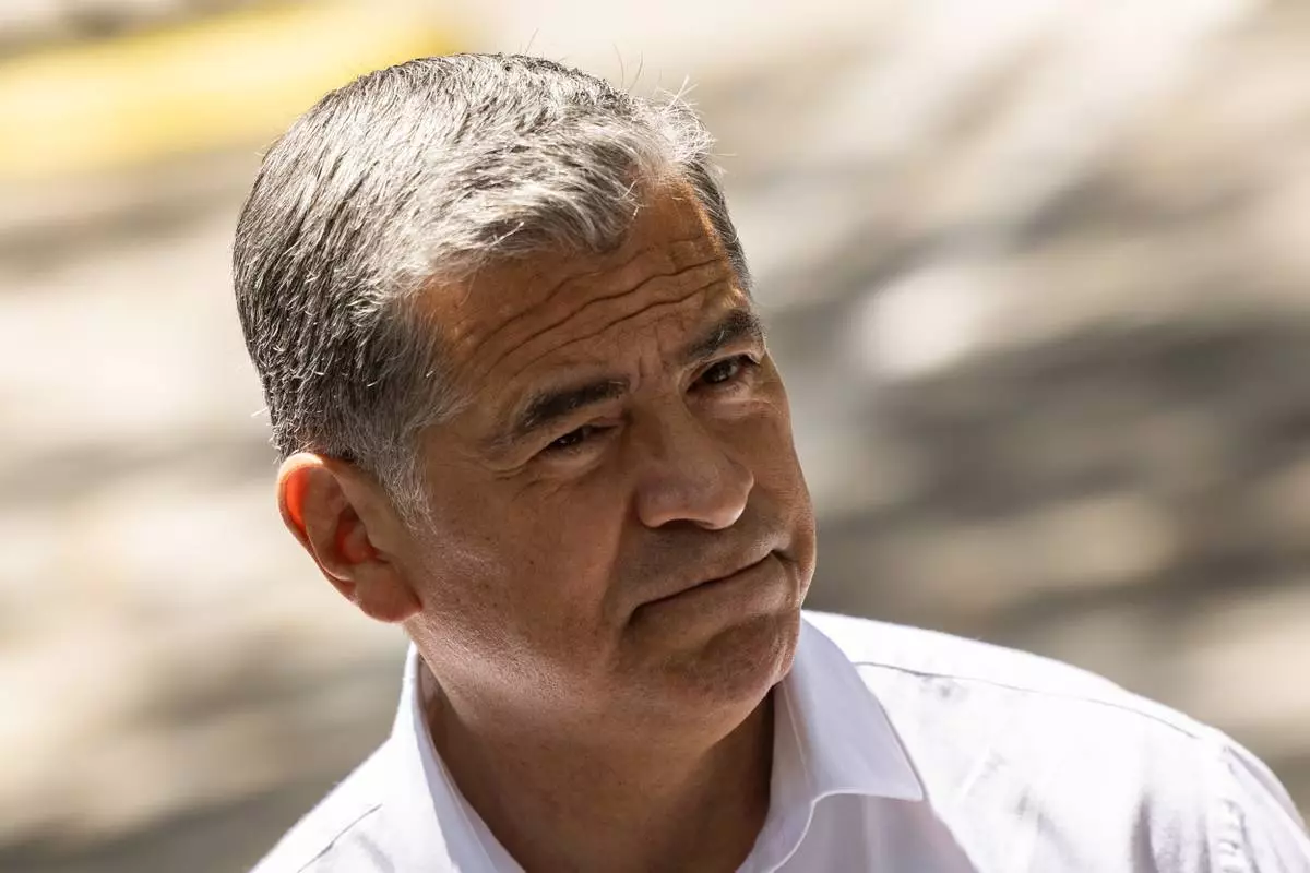加州州長候選人薩維爾·貝塞拉於2026年6月9日周二，在洛杉磯Mercado La Paloma舉行競選活動後與傳媒互動。(美聯社圖片/Etienne Laurent) AP圖片