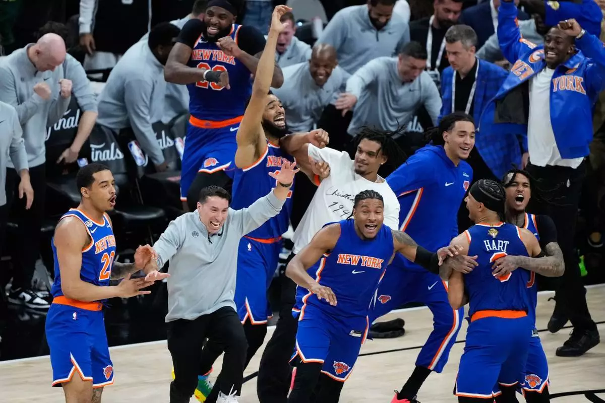 紐約人隊在聖安東尼奧舉行的NBA總決賽籃球系列賽第五場比賽中擊敗聖安東尼奧馬刺隊後慶祝。攝於2026年6月13日，周六。(美聯社圖片/Ross D. Franklin) AP圖片
