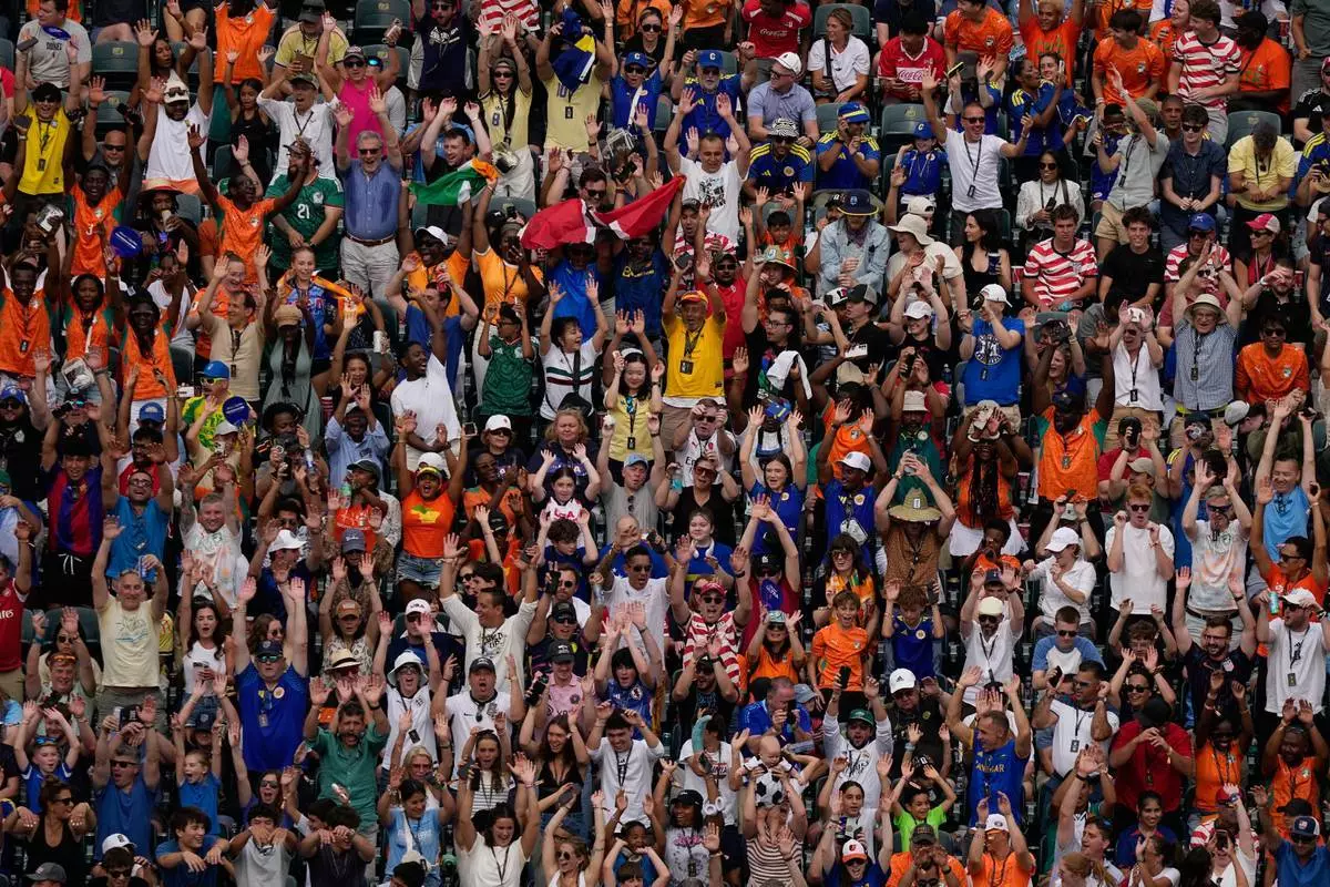 2026年6月25日周四，費城舉行世界盃E組足球賽，球迷在看台上玩人浪。(美聯社圖片/Matt Slocum) AP圖片