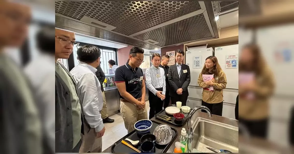 李家維率議員參觀油麻地社區客廳 並與社署署長交流