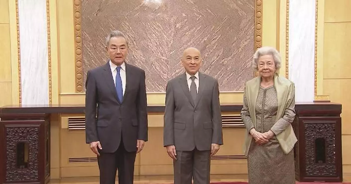 外長王毅探望柬埔寨國王及太后