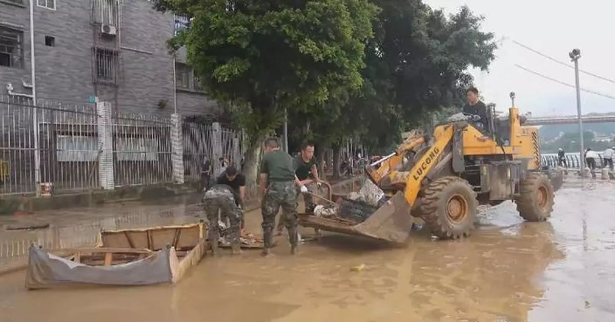 柳州洪水退卻 武警官兵協助清理善後