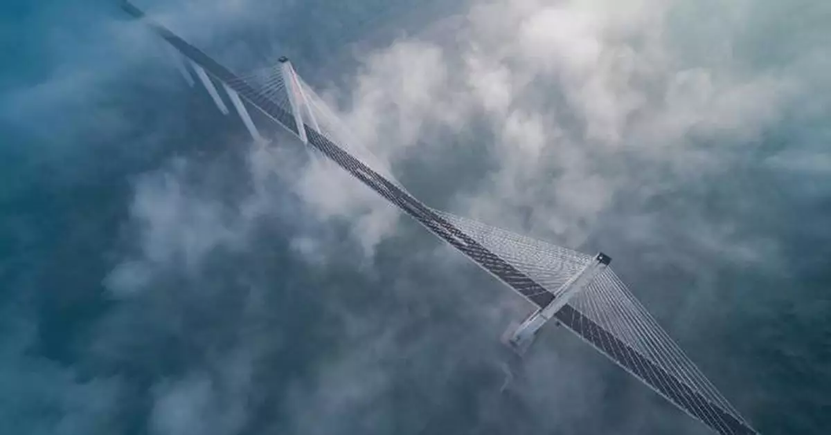 重慶霧漫江橋 高空視角看列車穿雲海