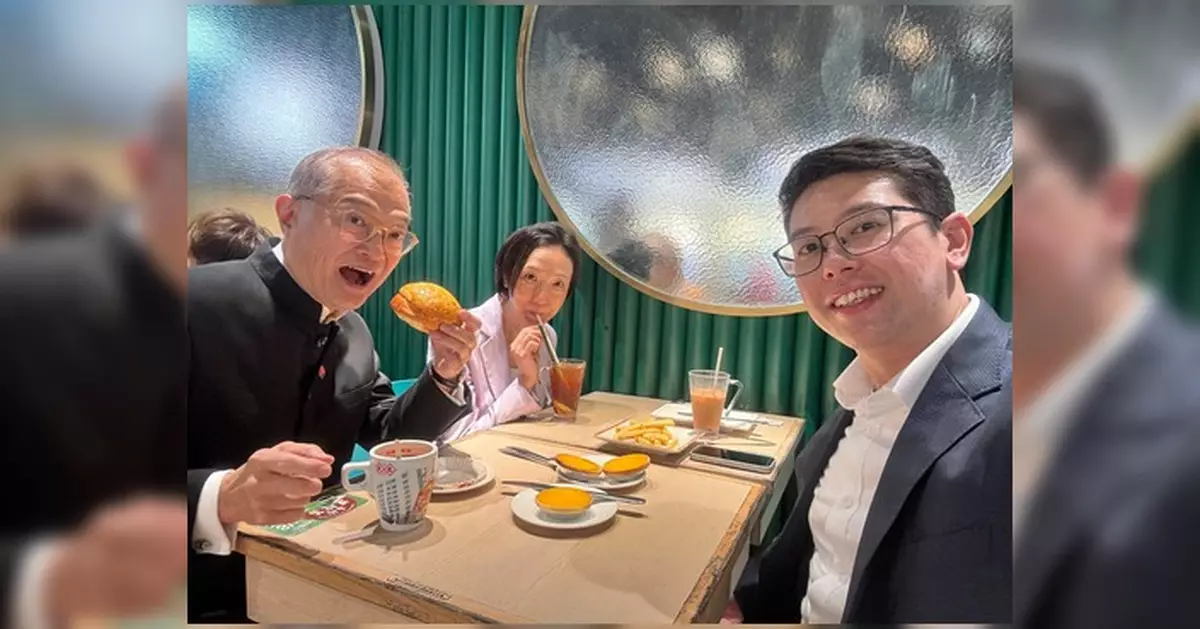 盧寵茂范婉雯出席升旗禮後用優惠撐回歸