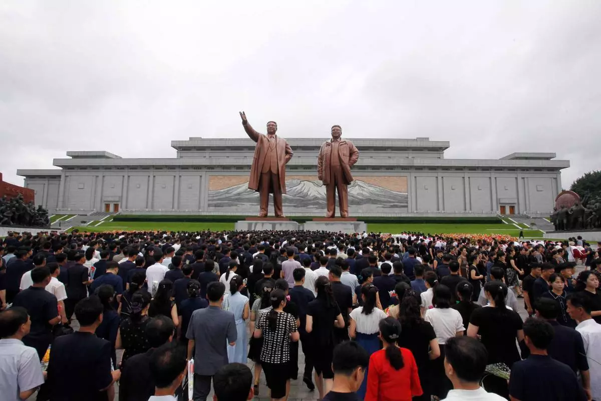 周三（2026年7月8日）在平壤萬壽台，民眾為紀念金日成逝世32周年，向已故領袖金日成及金正日雕像致敬。(美聯社圖片/Jon Chol Jin) AP圖片