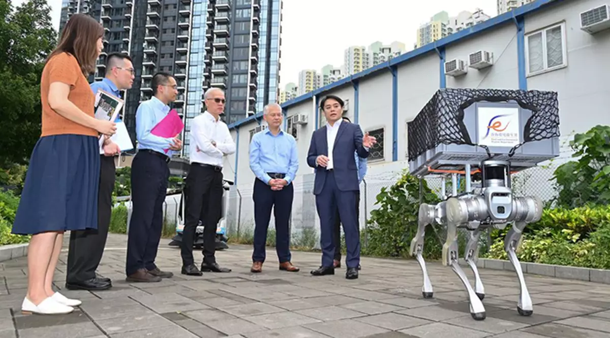 食環署署長親試機械狗及無人機等四大科技 推動智慧潔淨