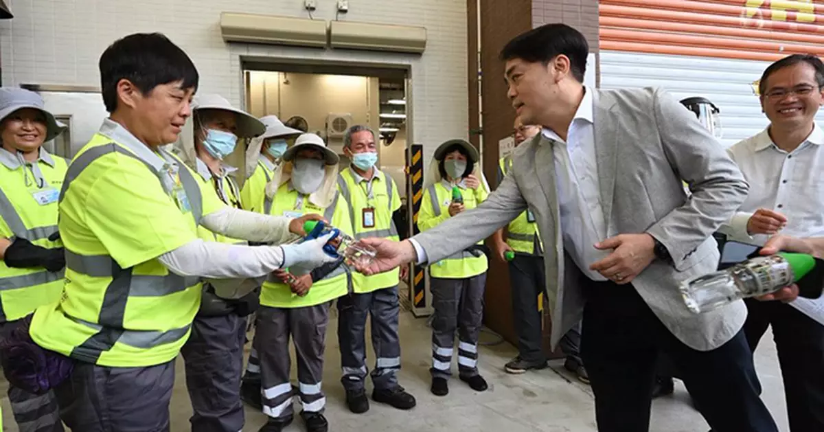 食環署長走入前線派水送清涼 巡視洪水橋垃圾站及「智環保公廁」