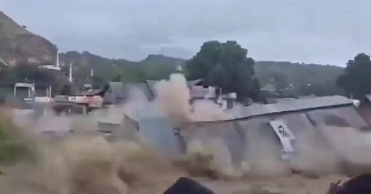 印度暴雨洪水沖刷商場地基 整幢建築如紙牌屋轟然倒塌 駭人畫面曝光！