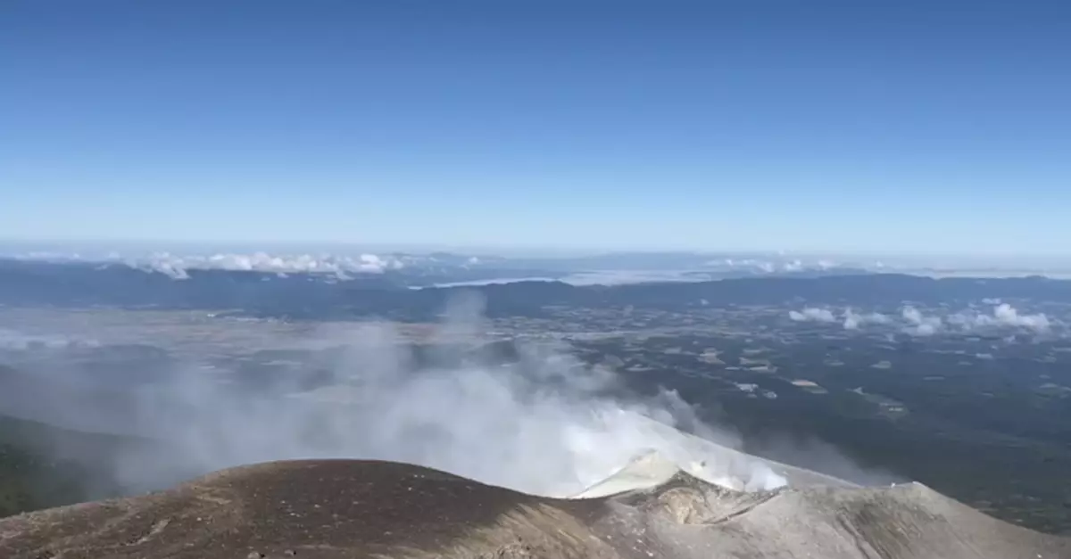 北海道十勝岳火山相隔22年再噴發　黑煙衝200米高空當局籲防範飛石傷人