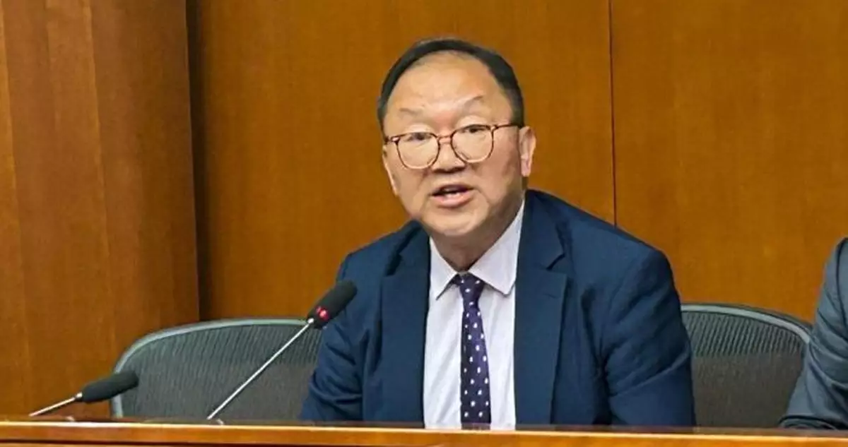 中大校園內私家車連撞兩車 消息：立法會議員黃錦輝涉醉駕被捕