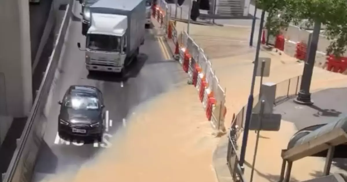 裕民坊爆食水管塘觀道人車涉水而行 水務署稱已關水掣停止湧水