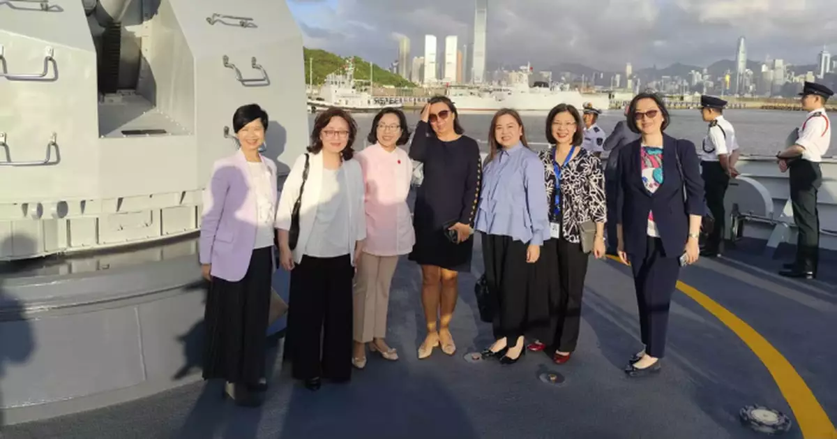 登上衡陽艦參觀羅淑佩稱超級興奮 指香港確實深蒙國家厚愛