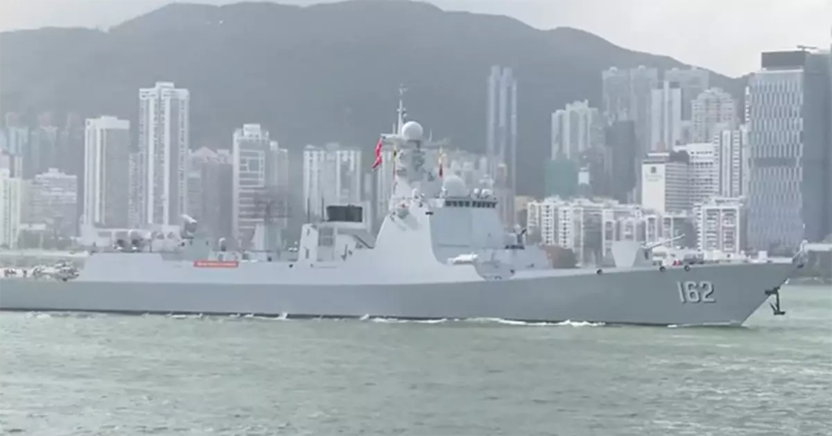 解放軍海軍南寧艦、衡陽艦編隊上午抵港